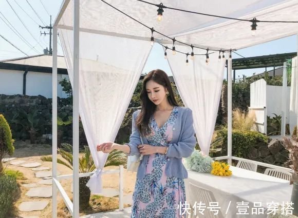 波西米亚|女神孙允珠高清时尚搭配:雅典钻蓝热带花簇波西米亚裙