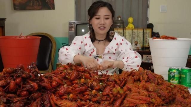 密子君吃90斤“龙虾”，中途被店老板揭穿，网友吃不起别装