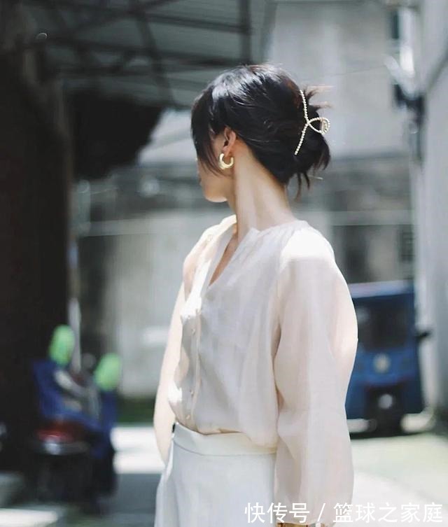 头发 别再披头散发了!这3个发型小技巧显嫩又高级!