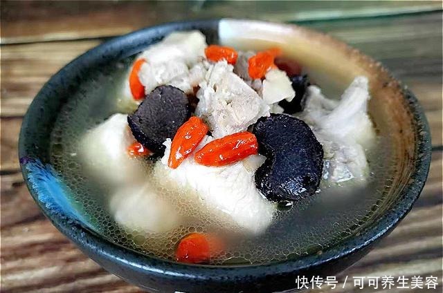  炖鸡汤时，有人先焯水，有人直接炖，大厨都不对，教你正确做法