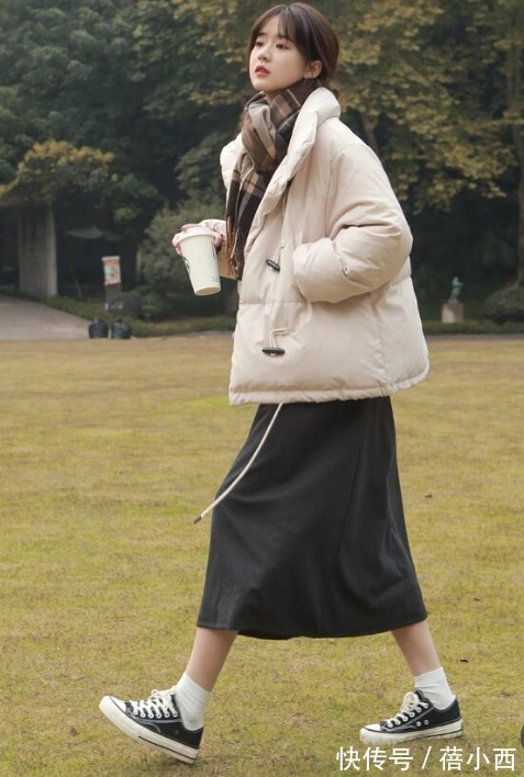 保暖 冬季流行的“面包服”就这么穿,搭配半身裙、阔腿裤,保暖还时髦