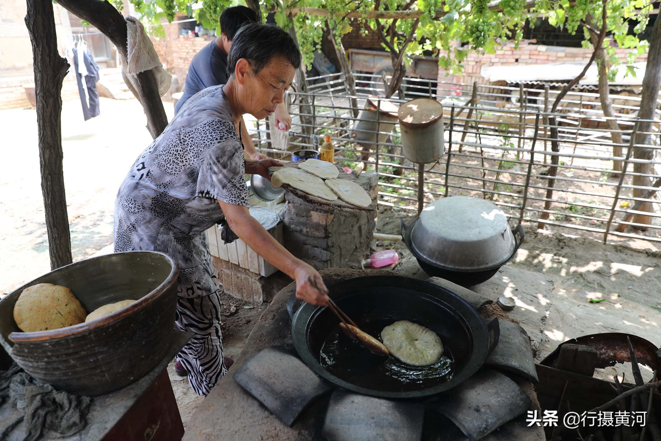 董大娘|阔别60年表哥回乡探亲，农家大妈准备了什么饭菜招待，还抹了眼泪