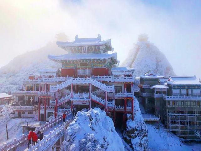 老君山景区雪后化仙境，游客直呼太幸福