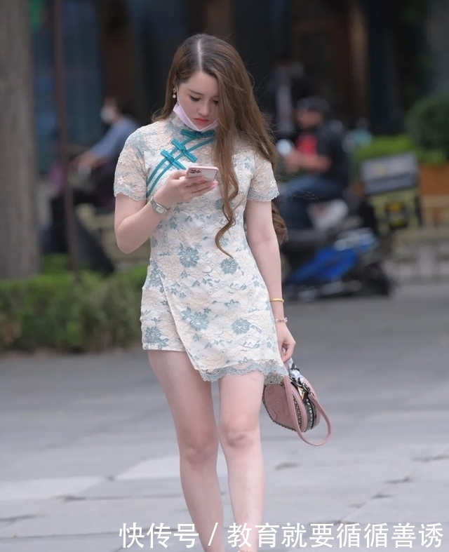 绿白相间的旗袍,搭配浅色时尚的铆钉高跟鞋,穿出高贵优雅的气质