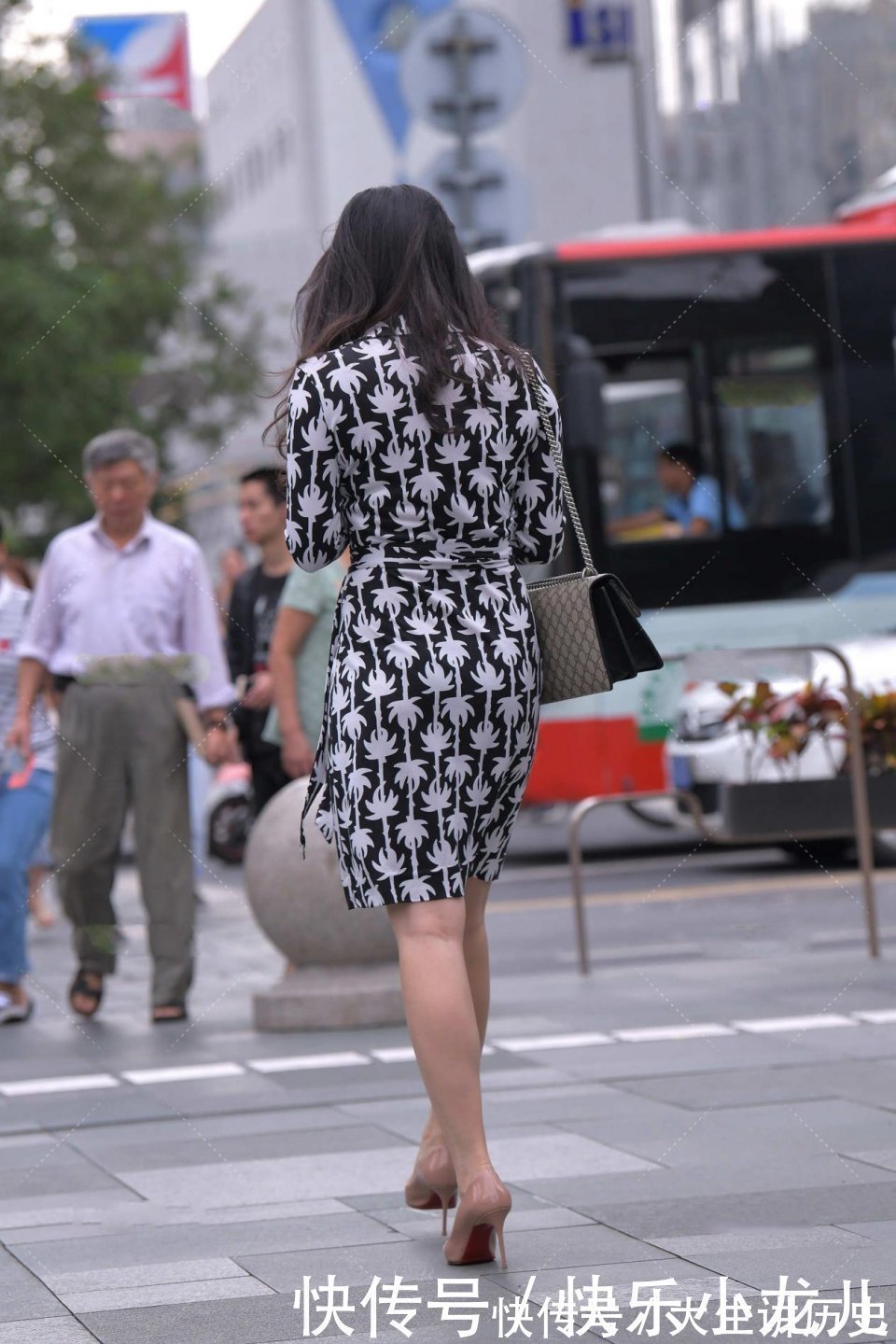 包包|法式收腰连衣裙，浪漫优雅，满满通勤风，太适合职场女士了