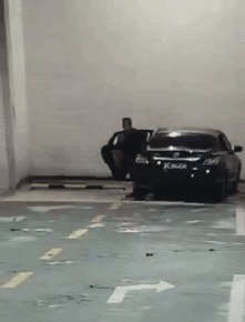 |搞笑GIF趣图:妹子你这是腿啊,我第一眼还以为是火腿肠呢