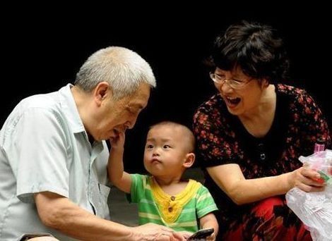 点滴|“不靠谱”爷爷火了,陪孙子打点滴却霸占床位,孩子满脸不知所措