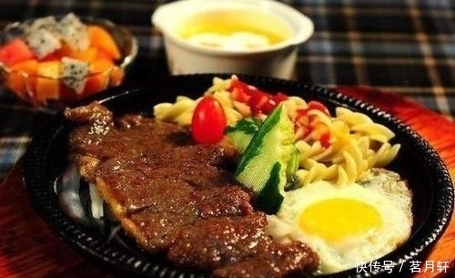 服务员|为啥去西餐厅,服务员先上一份免费的面包?知道真相后你还吃吗?