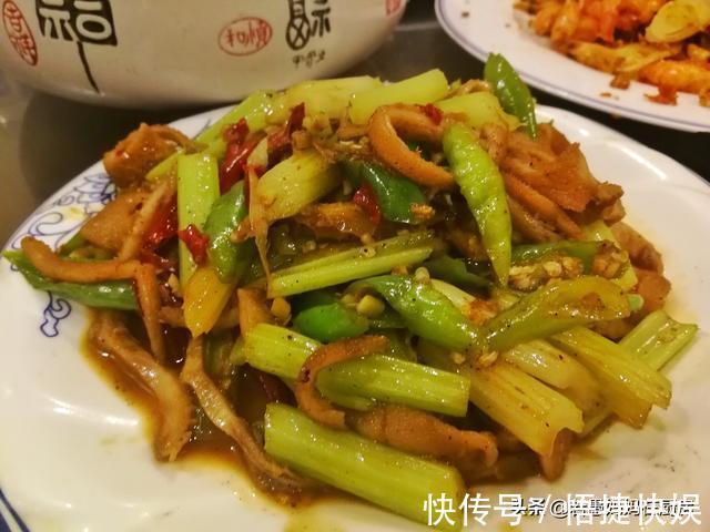 烙馍|8道凉菜，15道热菜，农家院的团圆饭总花费588元，网友说：太值了