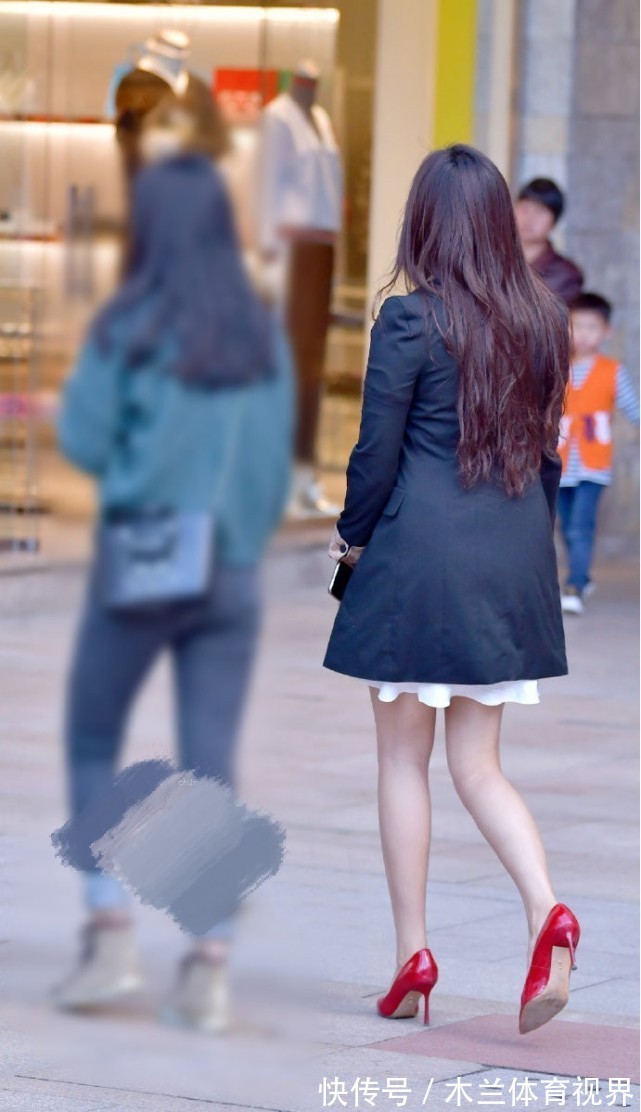 表姐 自从买了这双红色高跟鞋,表姐变得更加气质了,人也自信了起来