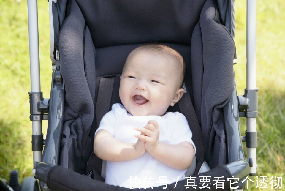选错婴儿车导致6月龄宝宝脊椎变形！不同月龄选购婴儿车，有讲究