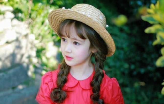 走红|幼儿园“混血女孩”走红,即使眼神迷离,也成为关注“焦点”