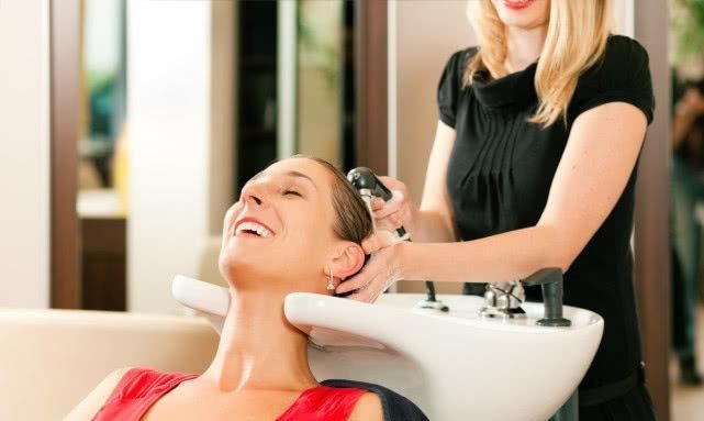 月经期间|多久洗一次头最好?洗头早上洗还是晚上洗好?女人经期能洗头吗?