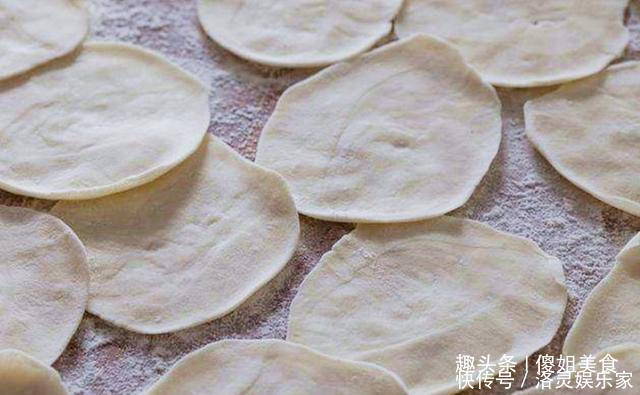 饺子皮只用来包饺子太可惜了!教你简单新吃法,比吃饺子还香