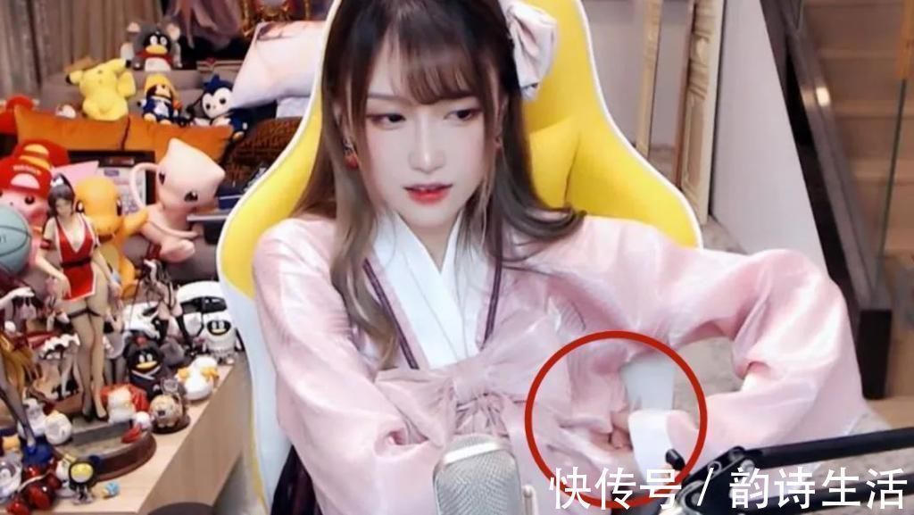 小错误|腐团儿COS绝美春姬,“蝴蝶结”比心美出新高度,却因1动作差点引来超管