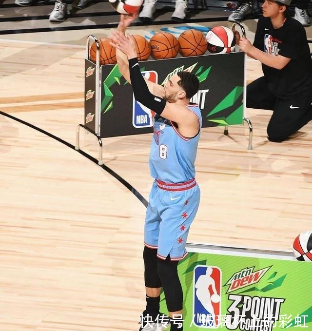 安踏 安踏签约拉文疑似签名鞋曝光,前后分掌鞋面袜套,扣篮王起飞!