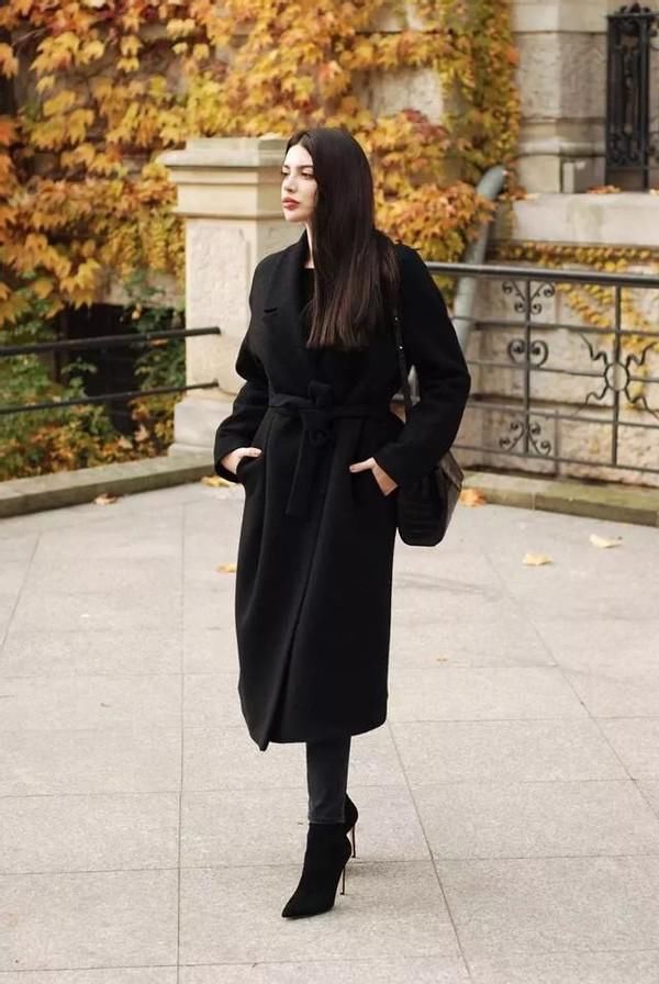 最近火了一种穿搭叫：“大衣+裸靴”，早春就这么穿，时髦显气质