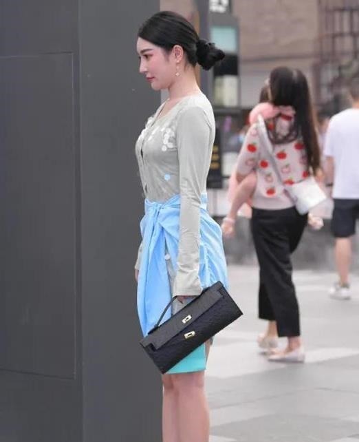 衣饰 美女一看就不是普通人,气场十足,不亏为名门贵族的千金大小姐