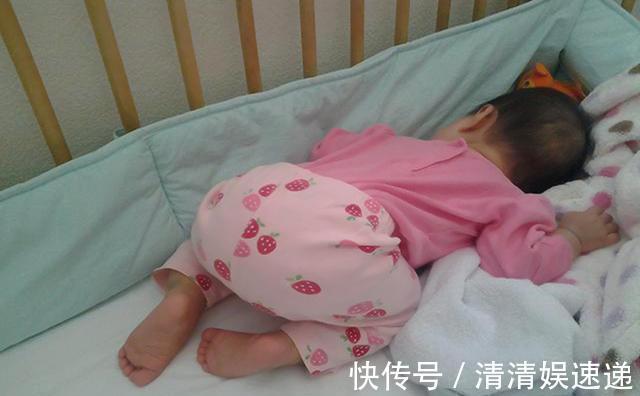 睡姿|3个月宝宝,因睡姿不当导致窒息,错误的睡姿,危险系数有多高?