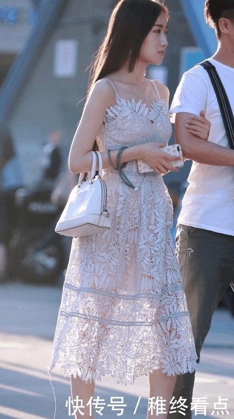 街拍: 夕阳下的小姐姐, 在人群中很耀眼!真美