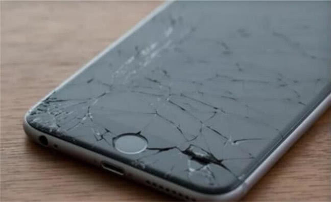 孩子|5岁女儿打扰妈妈玩手机,她的做法毁了孩子一生,网友不配为母