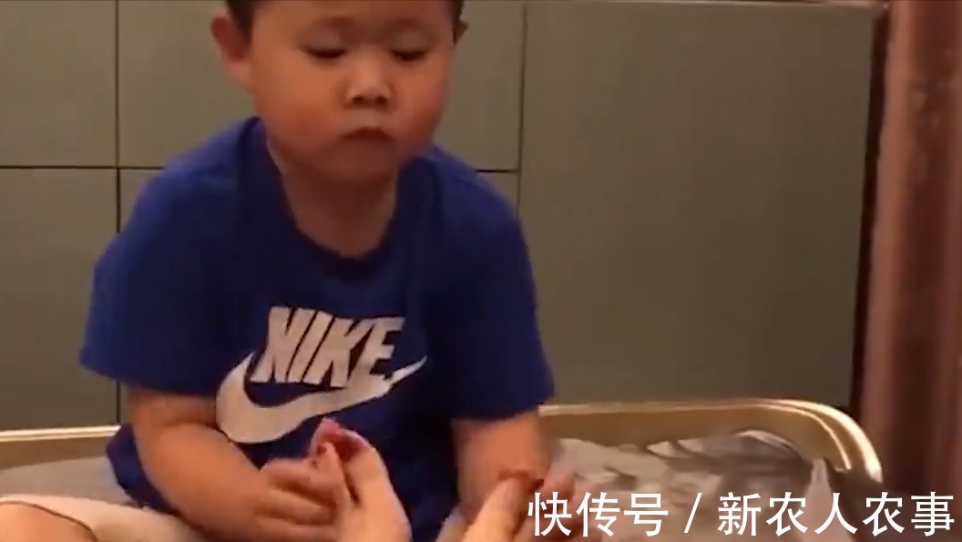 电脑|江苏苏州一小孩火了，为了玩电脑对妈妈各种拍马屁，还夸臭脚真香