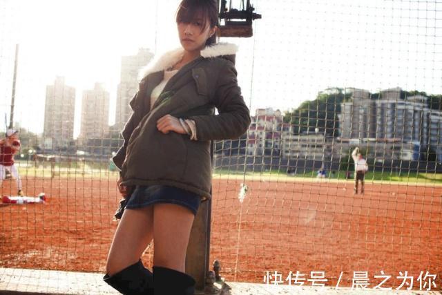 |搞笑GIF图:美女用手托着自己的脑壳,嘴唇是多了一块肉吗?