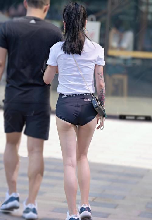 这个身材还好吗还是因为穿黑色衣服,所以显身材啊