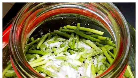 下饭|蒜薹不要再炒肉吃了,这样吃下饭还爽口,保你多吃两碗米饭!