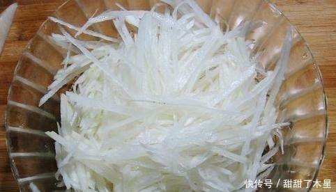 胡萝卜、白萝卜、大葱这样做,让你筷子停不下来