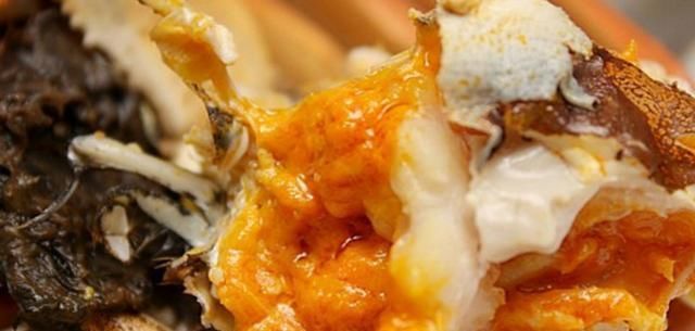 法国人来中国餐馆吃了一份大闸蟹,扔下100元就走,老板立马拦住