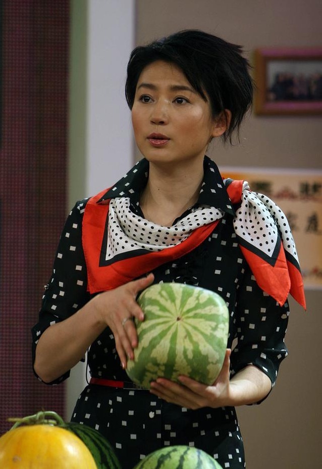 王小丫的这造型绝了，穿波点印花连衣裙搭配丝巾，更显得时尚