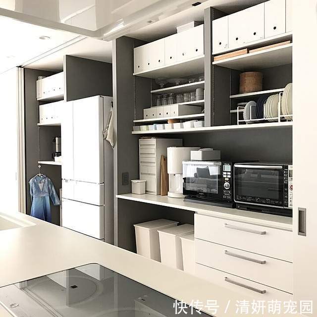 厨房|这对夫妻真有远见，厨房不装吊柜，储物空间翻倍，美观实用还不乱