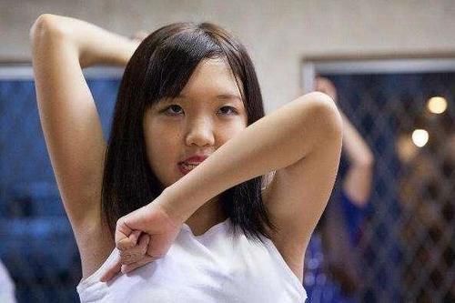 大孩子|“妈,我流血了”,女儿第一次来月经,聪明的母亲会说3句话