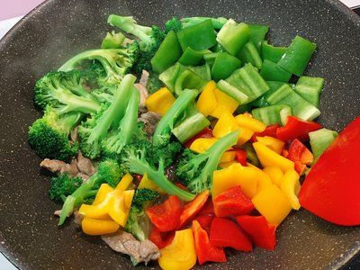 芹菜清爽，豆皮外酥内软，整道料理非常清爽好吃！