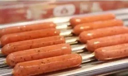 红曲|街边2元一根的烤肠里究竟是啥？看完惊掉下巴！