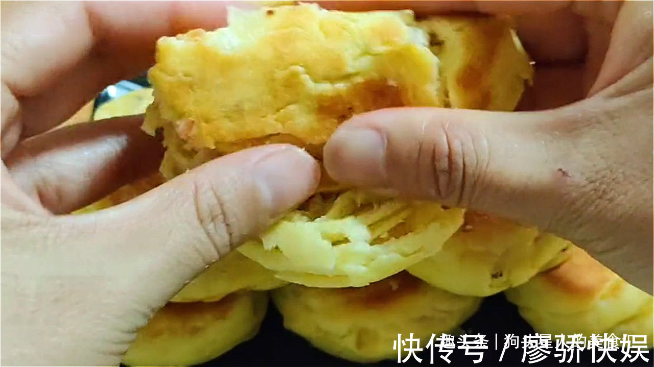 油酥|玉米面油酥饼做法,加多一种材料,口感丰富,吃着蓬松柔软,真香