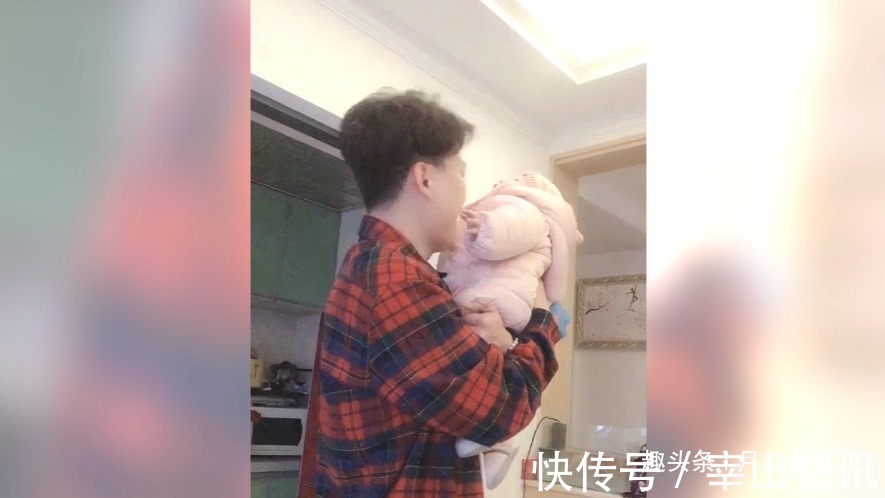 小宝宝|舅舅和外甥女第一次见面, 两活宝就笑个不停,网友 挺有缘分