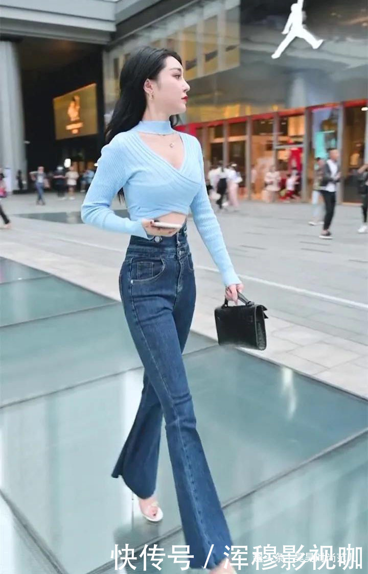 小姐姐 浅蓝色挂脖短衫搭配高腰牛仔裤,气质女孩的减龄穿搭,时尚有气质