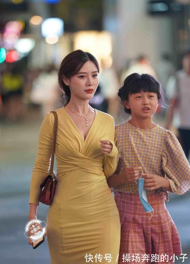 包臀裙 超时髦的包臀裙穿搭，提升气质和身形美，笑容甜美！