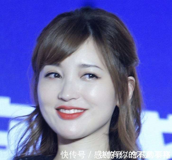 金莎|金莎出席活动，现场高清怼脸照曝光，婴儿肥明显，气质绝了