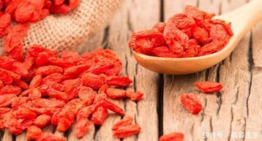 保健|都说枸杞是个宝,泡水放几颗最佳?专家:数量不对,泡再多也白搭