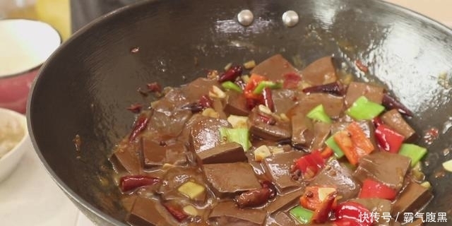  入少许|麻辣鸭血怎样做才好吃？学会这一招，鲜香滑嫩不破碎，麻辣鲜香