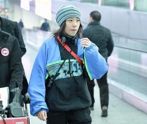 机场|太酷了!窦靖童头顶包装一条“毛巾”出现在机场,与王菲大不相同!