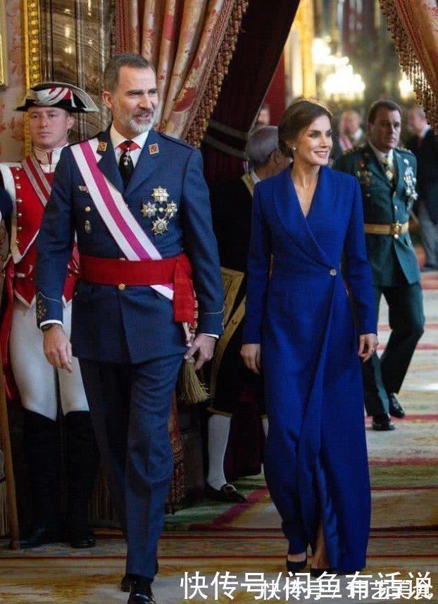 针织衫|西班牙王后盘起头发更惊艳,穿超长大衣优雅大气,这才是王室风范