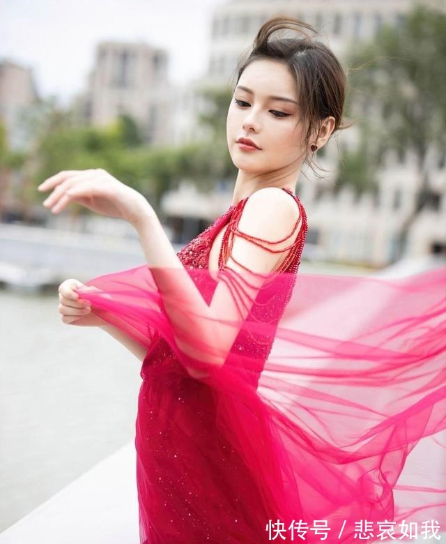 蕾丝 优雅的蕾丝提花与飘逸的蕾丝裙摆,搭配一双红色高跟鞋女神范十足!