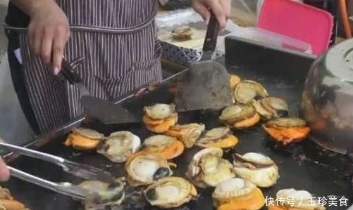 顾客|大妈街边卖“高贵”小吃,1个30元,顾客说黑心尝过后排队购买