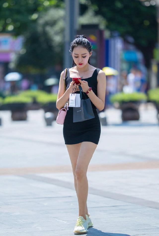 肩带|换上休闲个性装扮，让你轻松展现青春风采，随性自在的感觉
