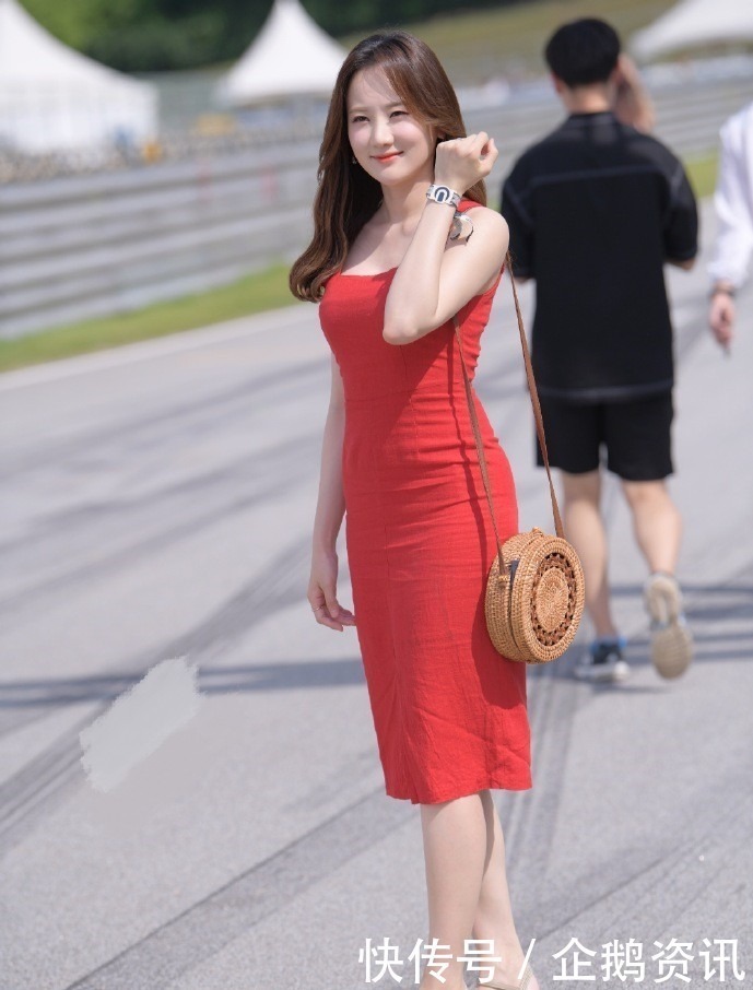 小雨云 谁说穿大红色就不香了裙子越“红”,显得自己越有魅力