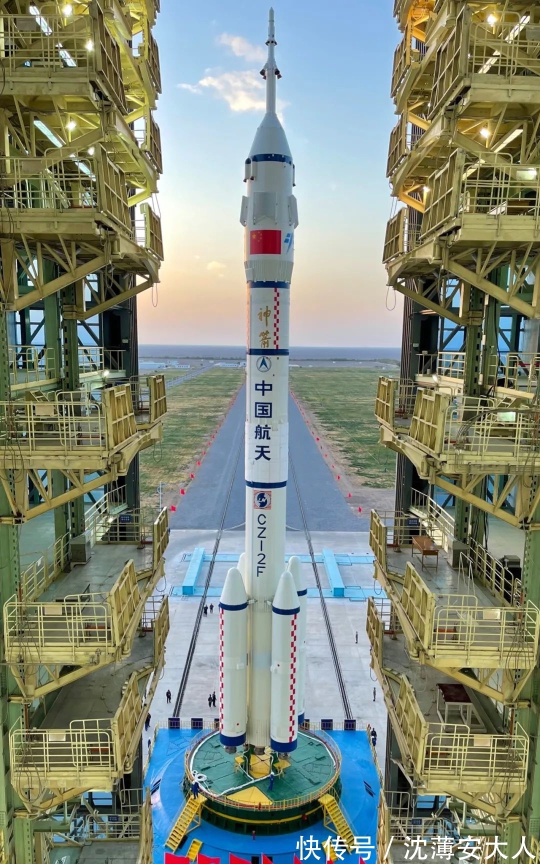 神舟十三号载人飞船船箭组合体转运至发射